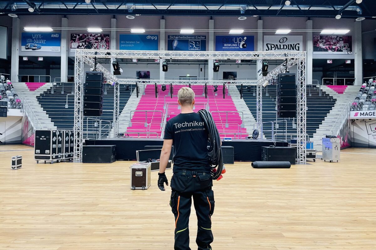 Techniker vor Bühne in Halle
